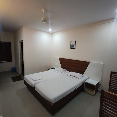 Issacs Regency Hotel Sultan Bathery Exterior photo
