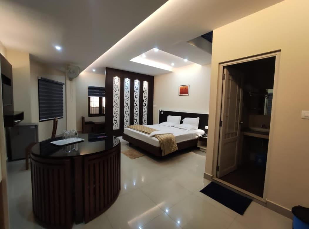 Issacs Regency Hotel Sultan Bathery Exterior photo