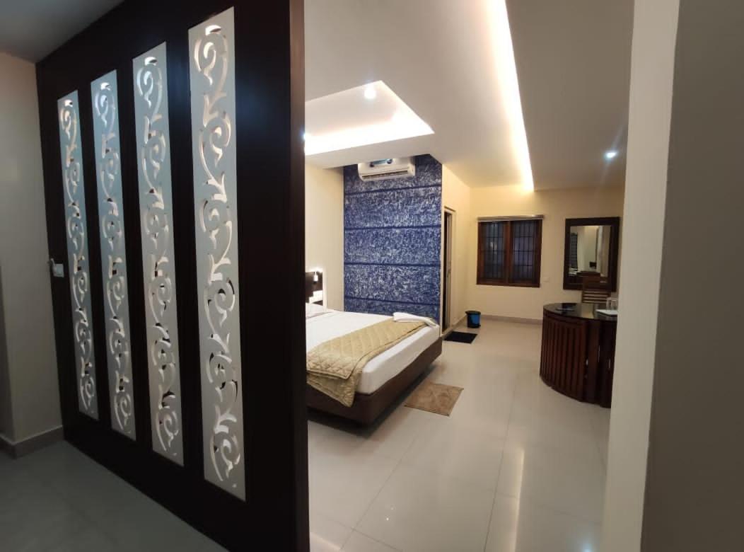 Issacs Regency Hotel Sultan Bathery Exterior photo