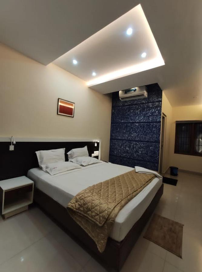 Issacs Regency Hotel Sultan Bathery Exterior photo