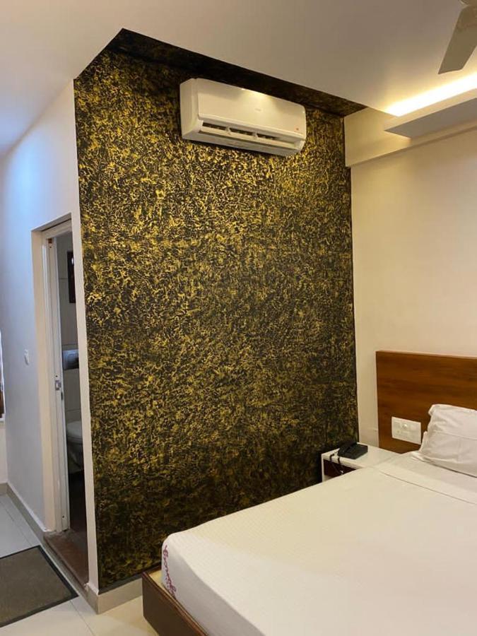 Issacs Regency Hotel Sultan Bathery Exterior photo
