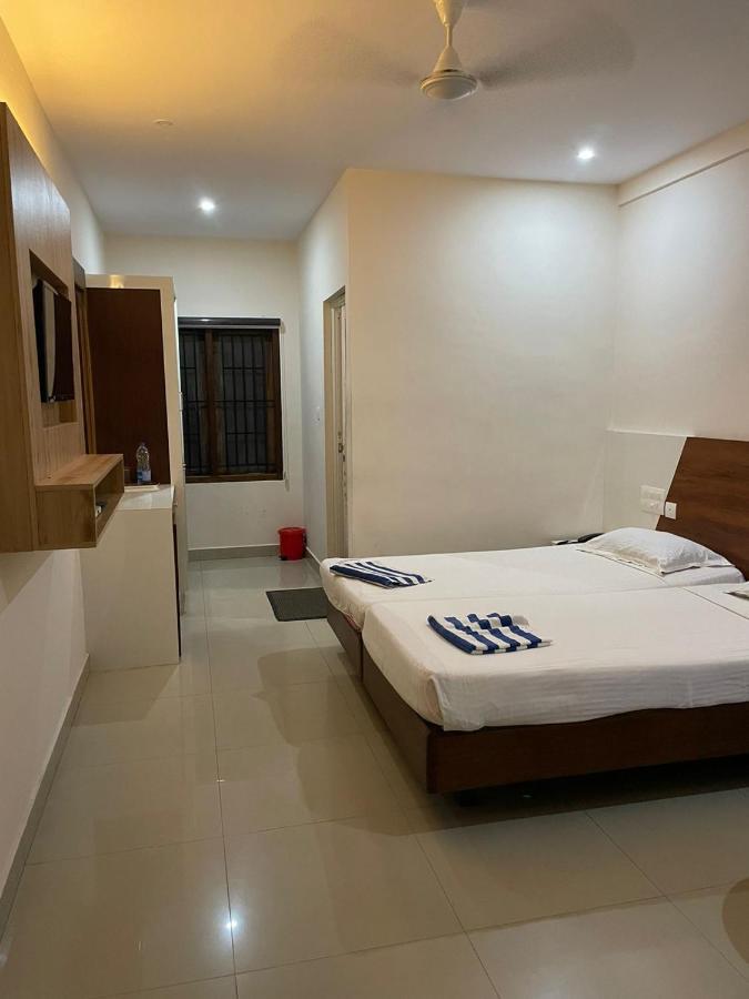 Issacs Regency Hotel Sultan Bathery Exterior photo