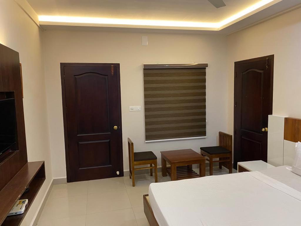 Issacs Regency Hotel Sultan Bathery Exterior photo