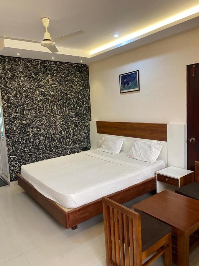 Issacs Regency Hotel Sultan Bathery Exterior photo