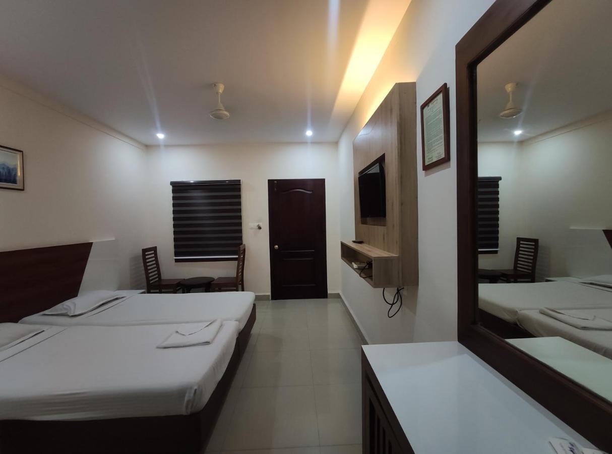 Issacs Regency Hotel Sultan Bathery Exterior photo