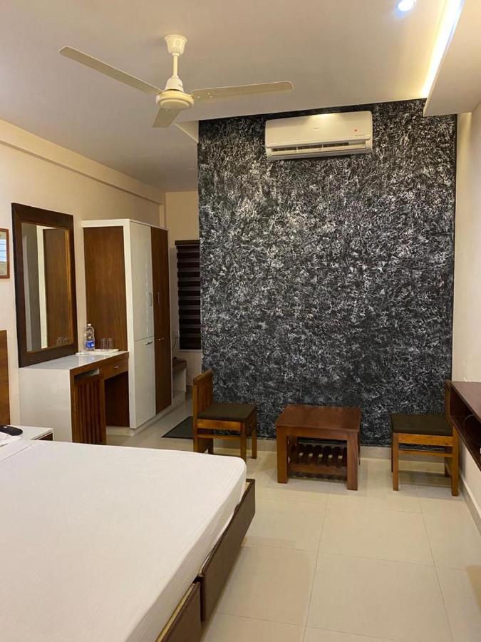 Issacs Regency Hotel Sultan Bathery Exterior photo