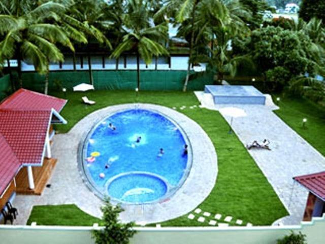 Issacs Regency Hotel Sultan Bathery Exterior photo